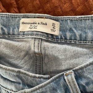 Size 27R Abercrombie dad jean excellent condition, cross over fly
